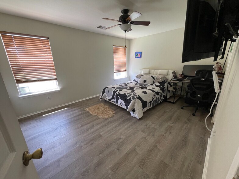 Building Photo - Room in Single Family Home on Socorro Bend