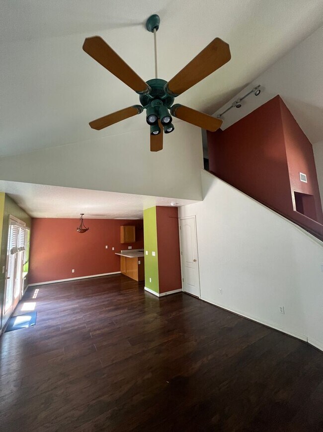 Building Photo - (Lease Pending) 3 Bed/2.5 Bath in The Town...