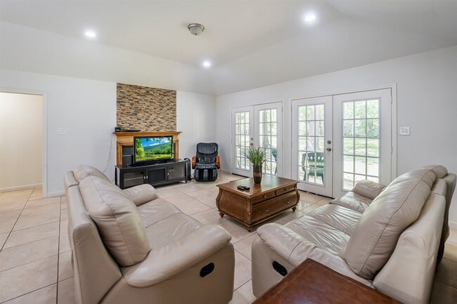 Building Photo - 635 Chapel Hill Dr