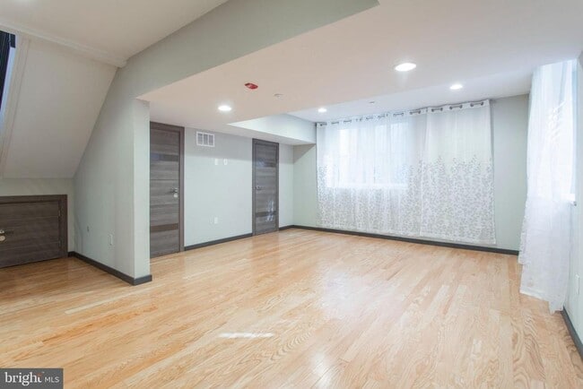 Building Photo - 2553 Montrose St