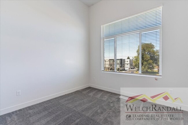 Building Photo - Beautiful 3 Bed 2.5 Bath Townhome in West ...