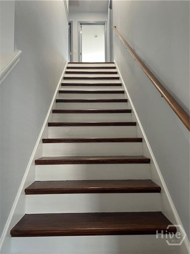 Building Photo - 4 bed, 2.5 bath townhouse