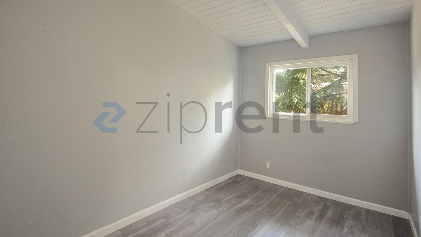 Building Photo - Unit