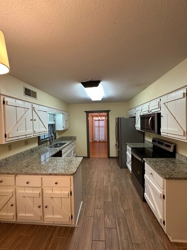Building Photo - Showings may begin 7/1/26. Spacious Germantown home! Walking distance to Farmington Elementary. S...