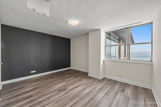 Building Photo - 6301 N Sheridan Rd