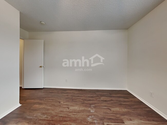 Building Photo - 205 Phlox Ln