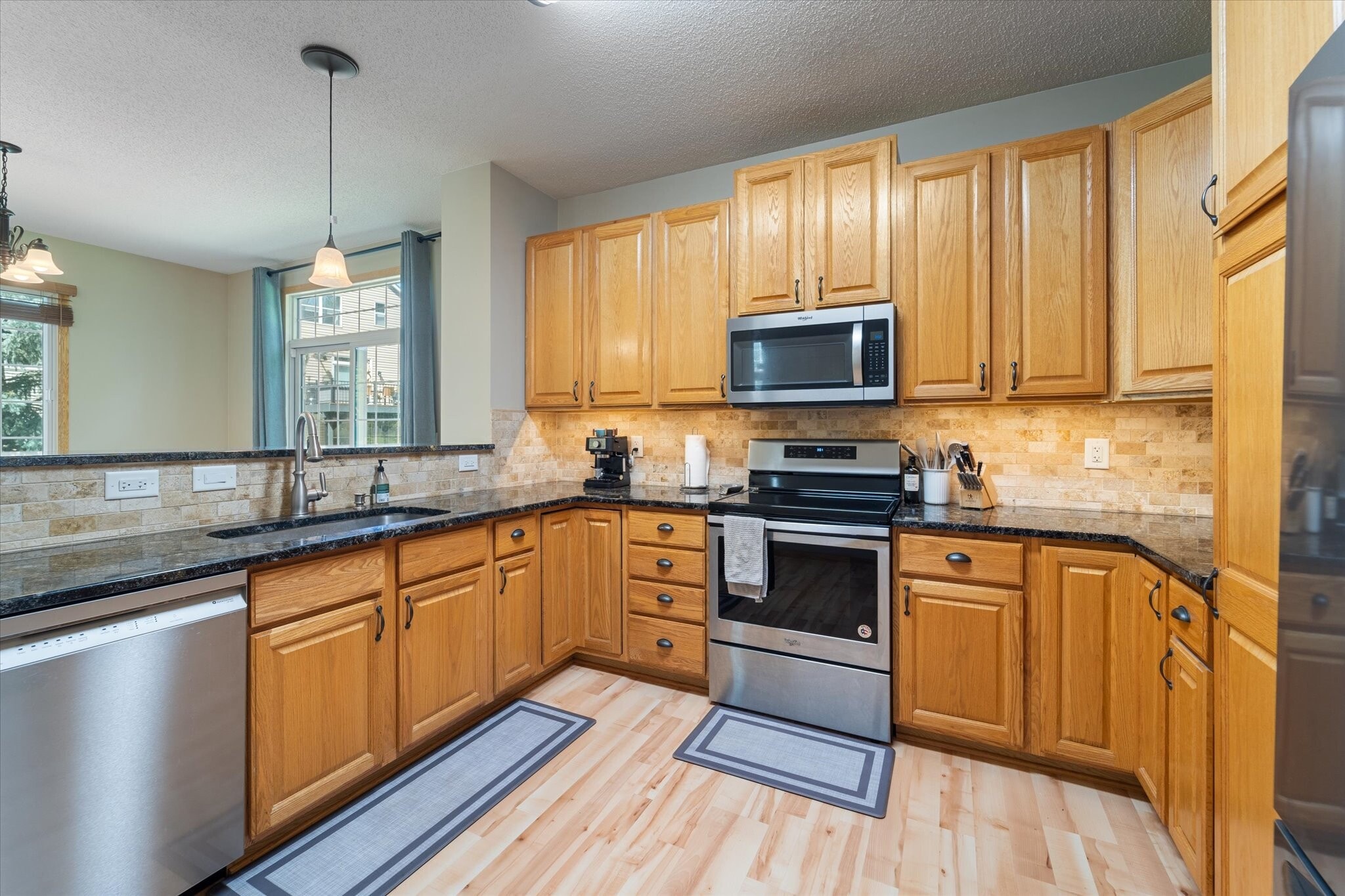 New Bosch dishwasher, plenty of storage and counter space - 9092 Merrimac Ln N