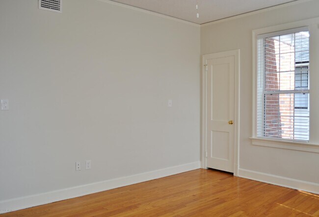 Building Photo - 2262 Myra St
