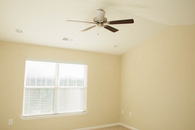 Building Photo - 2 Bedroom Townhouse at the Woodlands! Schedule a tour today! Only $500 deposit!
