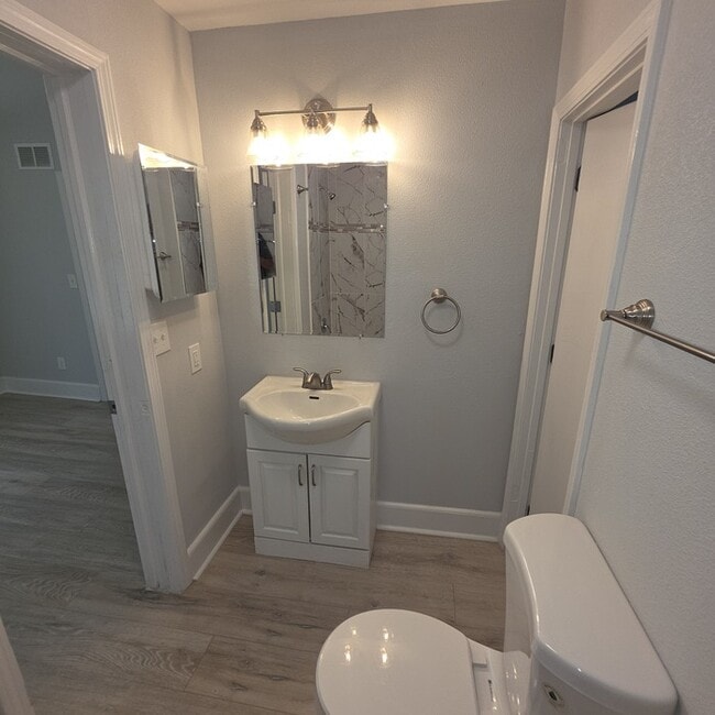 Building Photo - Cozy 3 bedrooms and 1 bath home located on S Pleasant St in Independence, MO
