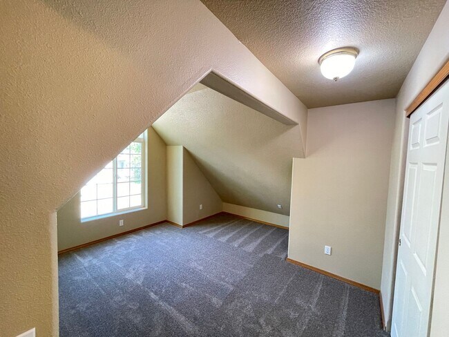 Building Photo - Spacious 4-Bedroom, 2.5-Bath Home with Deck, Fireplace & Updated Kitchen