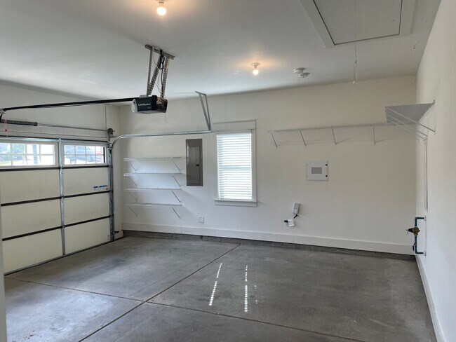 Building Photo - One level home with 2 Car Garage!