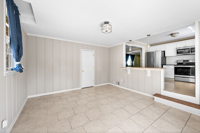 Building Photo - Beautifully Updated 3BR/1.5BA Home in Coveted Caldwell Hall!