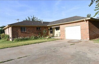 Building Photo - COMING SOON! Corner lot home with fenced b...