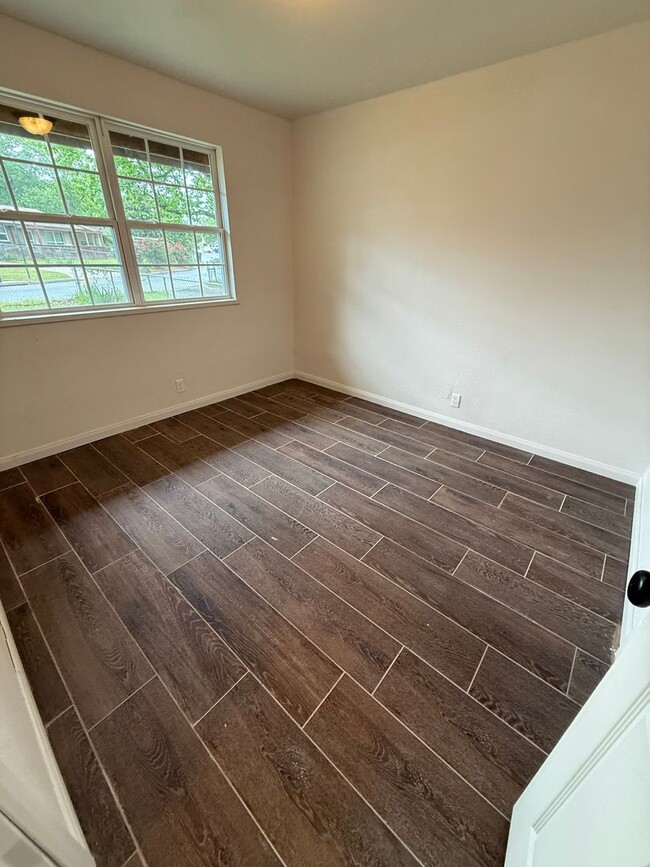 Building Photo - 3 bed, 1 bath House.