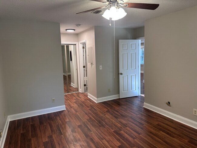 Building Photo - 2041 Greenwood Plz SW