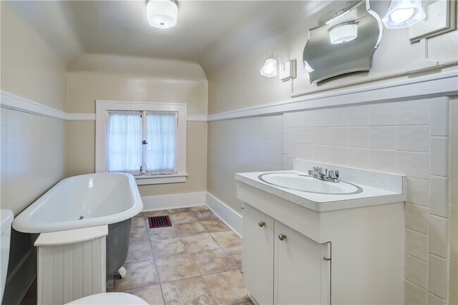 Building Photo - 106 Ellingwood Dr