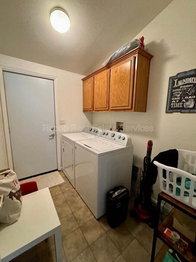 Building Photo - 580 Silverbrook Dr