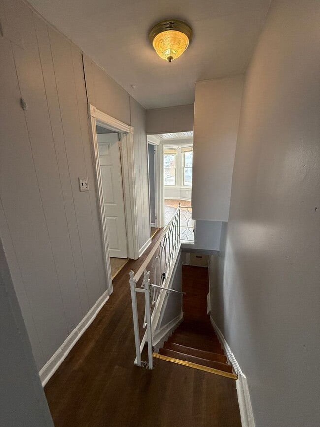 Building Photo - 3 Bedroom Home Steps to LaSalle University