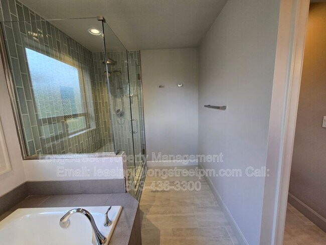 Building Photo - 3338 SE Summerfield Dr