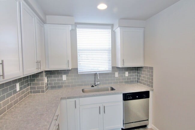Building Photo - Clean, modern, move-in ready townhouse!
