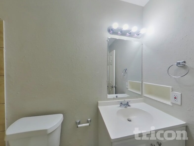 Building Photo - 10919 Almond Grove