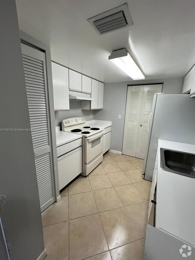 Building Photo - 9899 Westview Dr