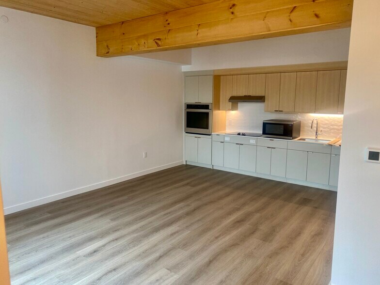 Building Photo - 154 Broadway