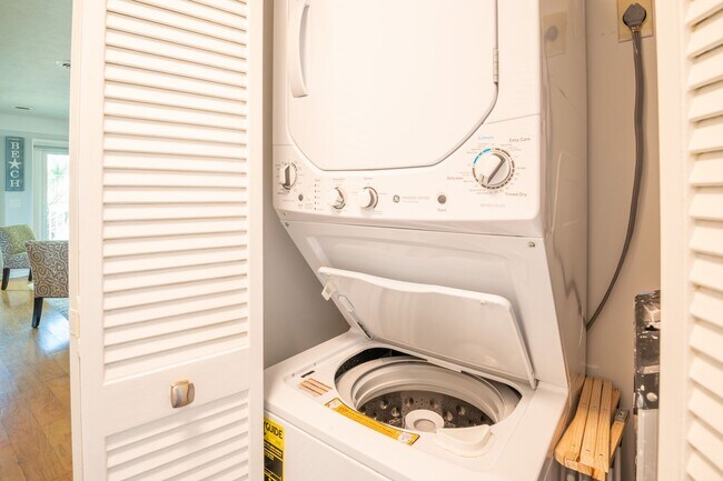 Building Photo - PERFECT OCEANFRONT WINTER WORK-FROM-HOME GETAWAY