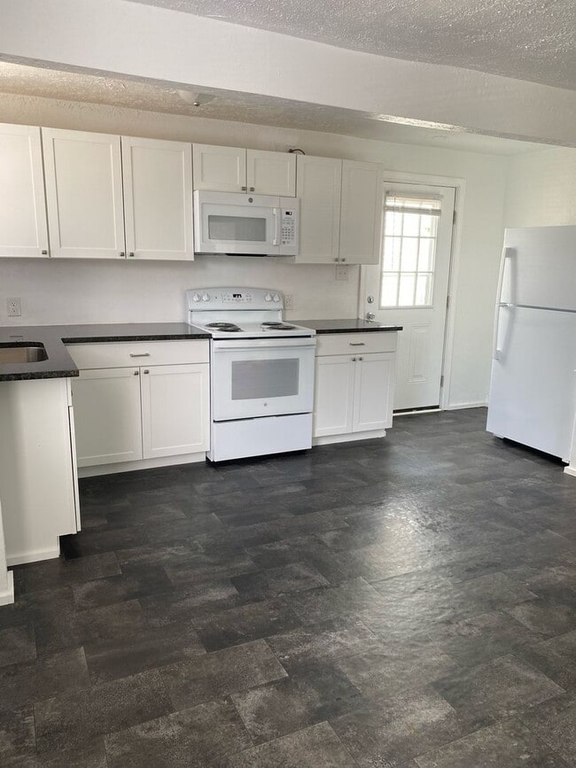 Building Photo - 2 Bedroom Duplex off of Rivermont Ave.