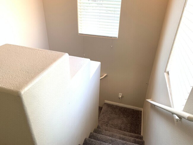 Building Photo - 3 Bedroom House in gated community