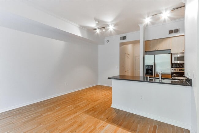 Building Photo - Stylish Studio Apartment In Concierge Building at The Renaissance at Turtle Creek ($500 Off First...