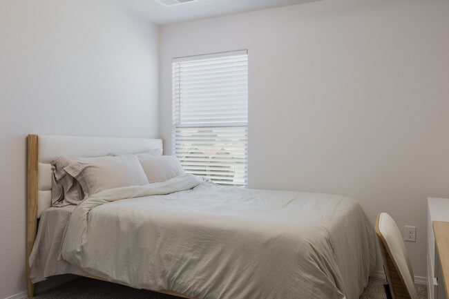 Building Photo - 5631 Sagan Loop SE