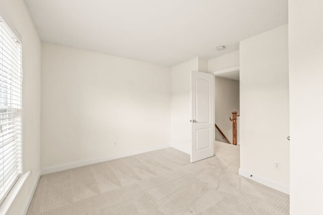 Building Photo - (Coming Soon) Newly Renovated Townhome Oas...