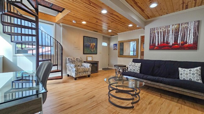 Building Photo - 352 Pine Mountain Ave