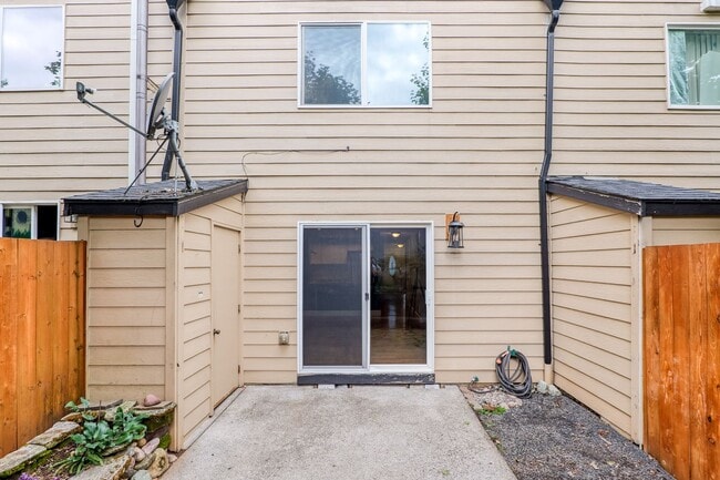 Building Photo - Updated 2 Bedroom/2.5 Condo w/garage