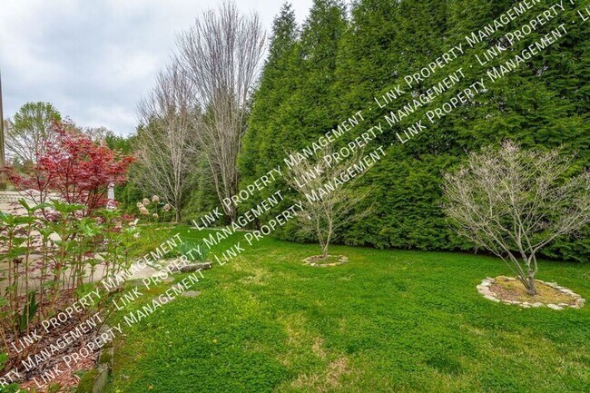 Building Photo - Beautiful large 1800 sf 3/2 for $2000 Townhome in Hixson with a garage and attic storage!