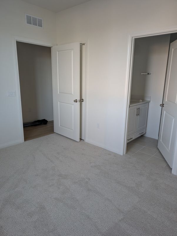 Building Photo - 2430 E Lincoln Ave