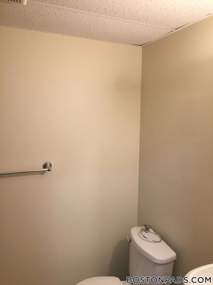 Building Photo - 886 Huntington Ave