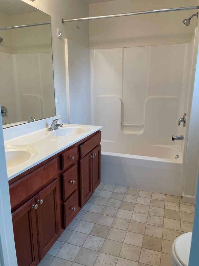 Building Photo - 3 Bed 3 Bathroom Townhouse In Marietta