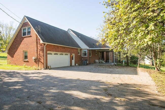 Building Photo - 2425 Mansker Dr