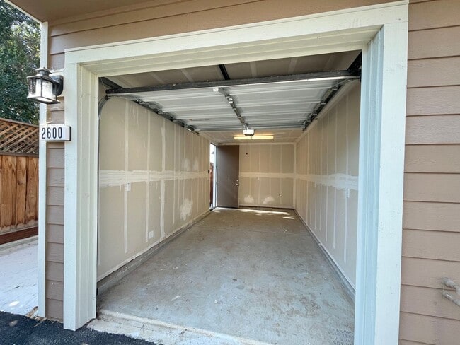 Building Photo - 1 Bedroom, 1 Bath Condo, End Unit, Convenient Napa Location