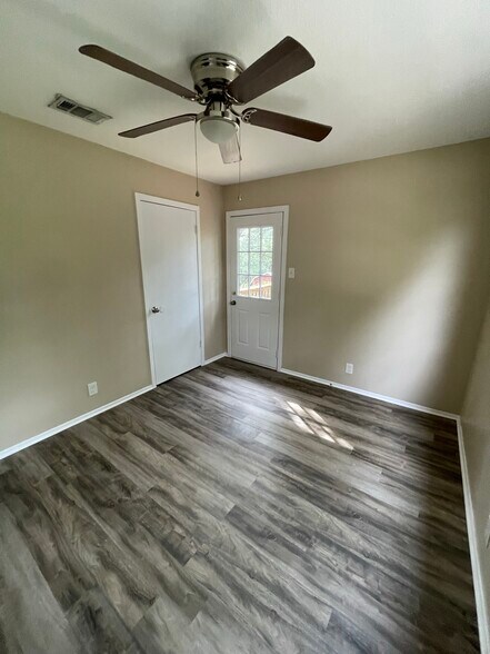 Building Photo - 501 Algerita Dr