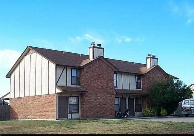 Building Photo - AVAILABLE NOW 2 BED 1.5 BATH TOWNHOME IN K...