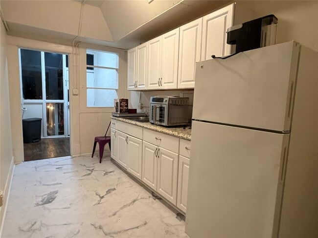 Building Photo - 402 Hyde Park Blvd