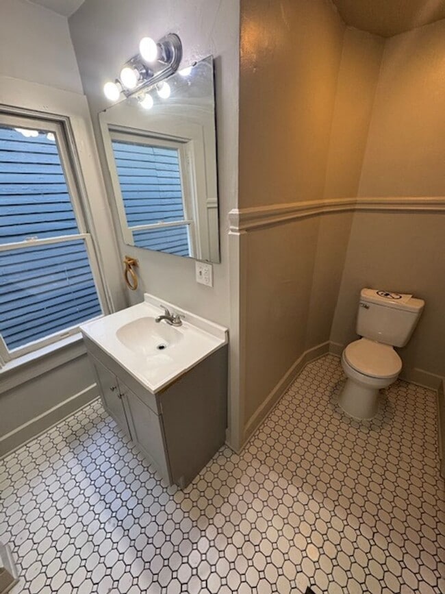 Building Photo - 901 W Main St