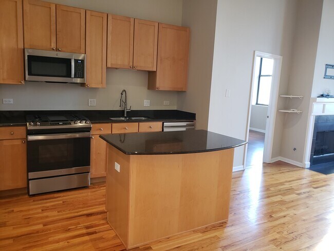 Building Photo - 758 N Larrabee St