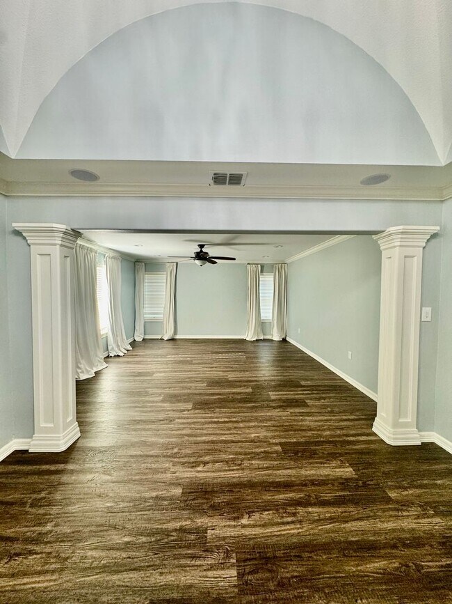 Building Photo - Elegant Estate in the Country Club Setting-Mother in law suite