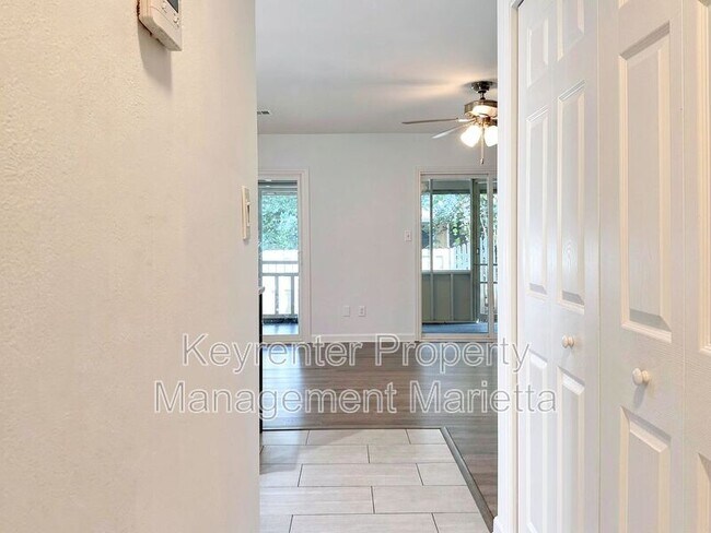 Building Photo - 723 Hanover Ln SE