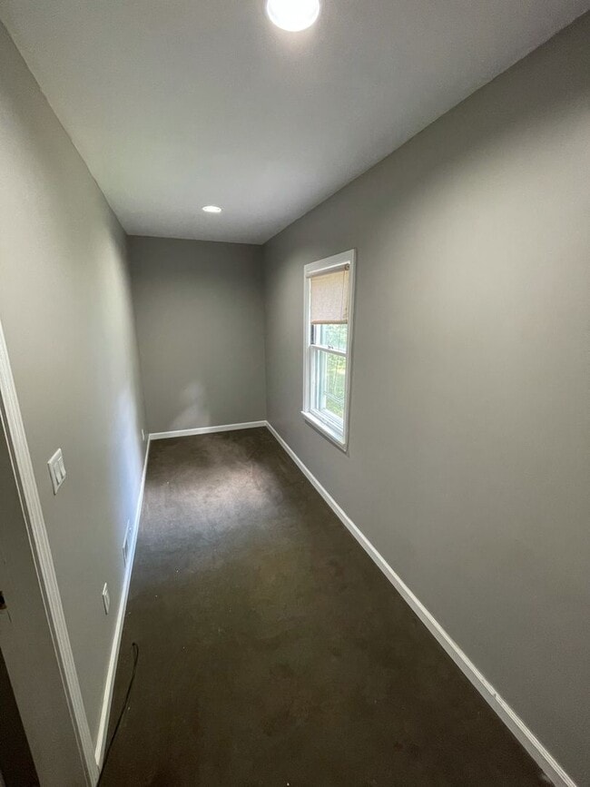 Building Photo - Nice Spacious 3 bd / 3 full bath and 2 hal...